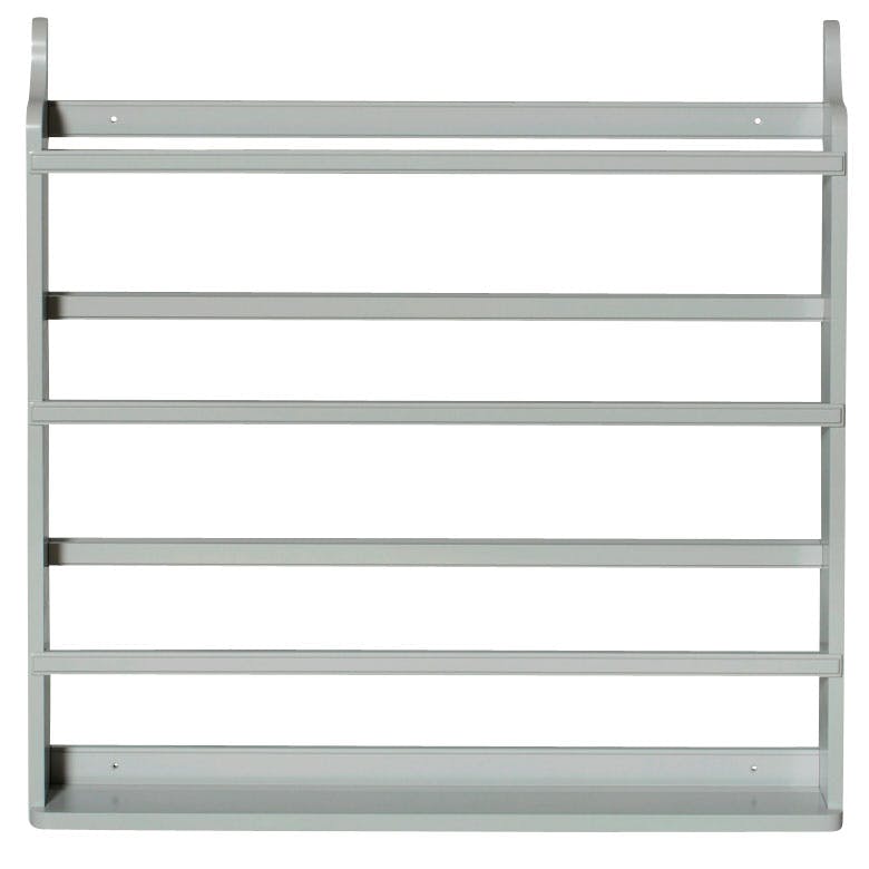 På pynt grå tallerkenhylle